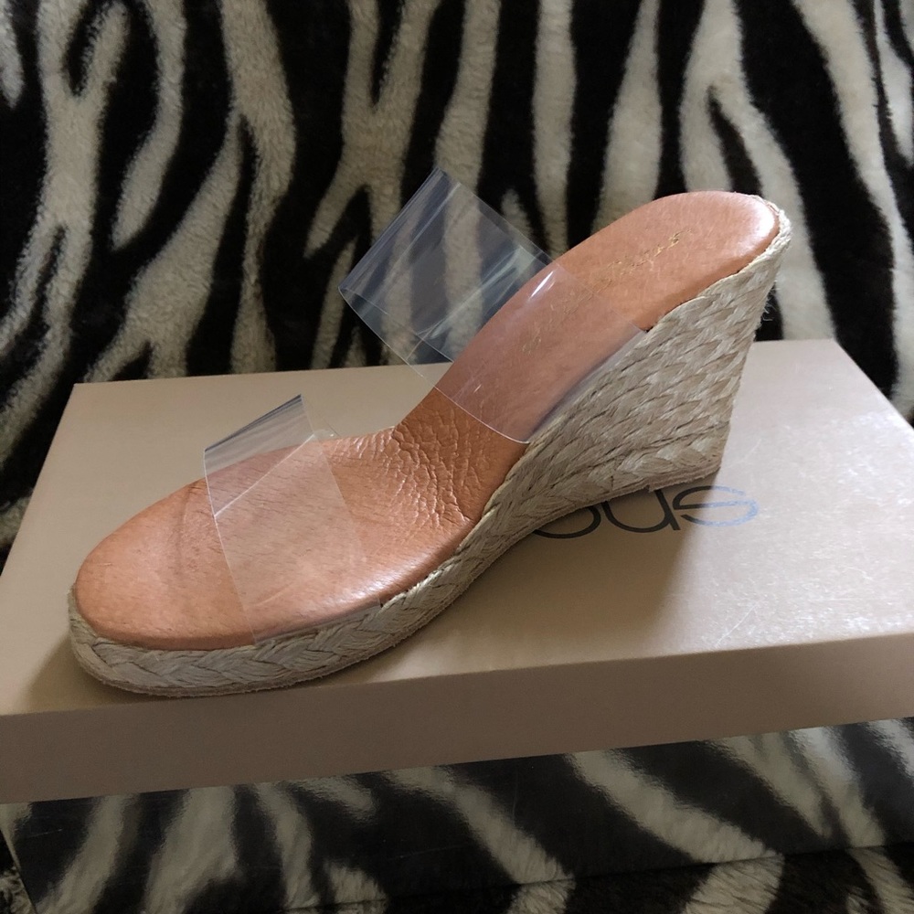 Andre Assous espadrilles Size 5. Runs large